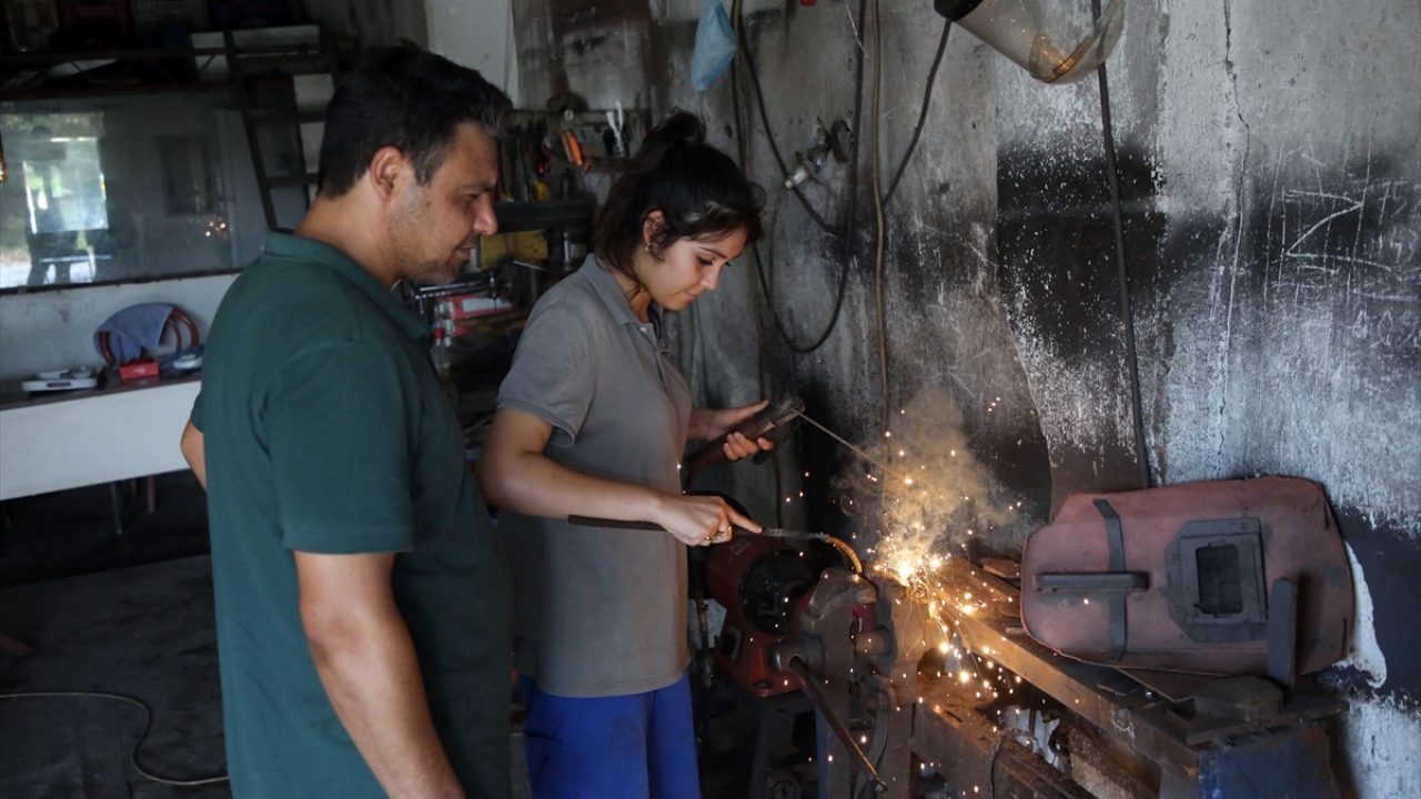 Babasının desteğiyle 10 yaşından beri çıraklık yapan 18 yaşındaki Kalkan, zamanla demir doğrama, kesim, bükme ve kaynak işlerini de yapmaya başladı. 