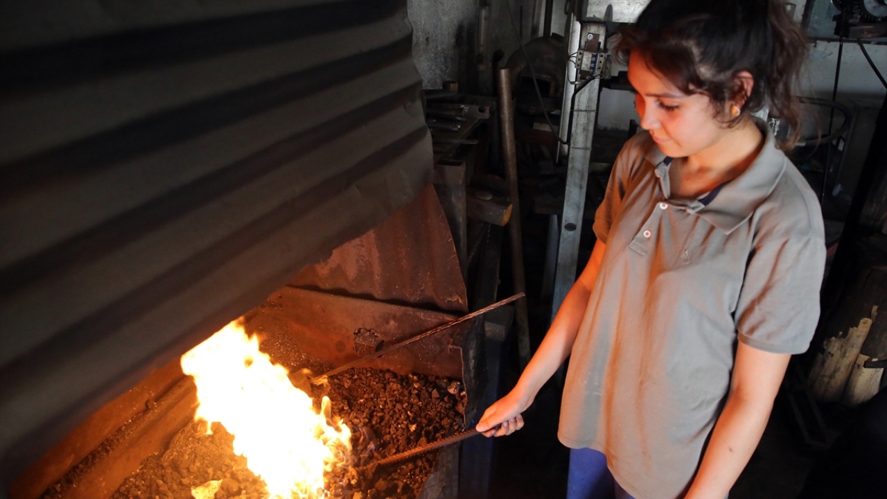 Demirciliği mesleği haline getirerek büyük gayretle çalışan Kalkan, "demircilik erkek işi" diyenlere inat çalışmalarını sürdürüyor. 