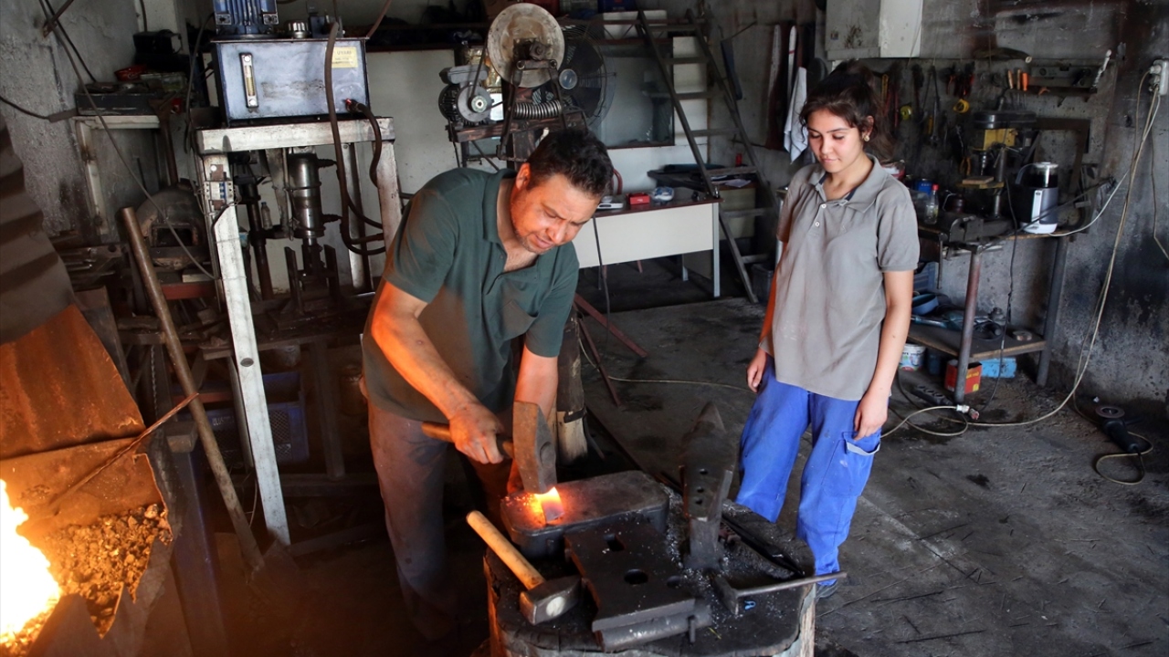 Bir yandan ateş önünde demir dövüp, kaynak yapan, balkon, pencere ve kapı korkulukları hazırlayan Kalkan, elde ettiği kazançla kendi ayakları üzerinde durabilmenin gururunu yaşıyor.