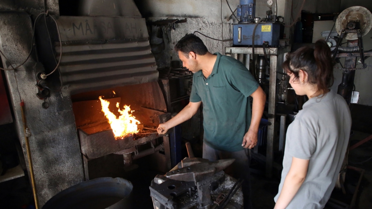 Aynı zamanda Mesleki Eğitim Merkezi Metal Bölümü son sınıf öğrencisi olan Kalkan, iş yerinde ve okulda gösterdiği başarıyla bu yıl Ahilik Haftası etkinliklerinde "Yılın Çırağı" ödülünü aldı. 