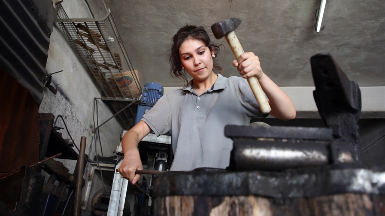 Emine Kalkan, bir kadın olarak demircilik mesleğini severek yaptığını söyledi.