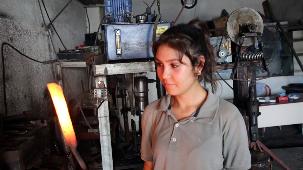 Kazancıyla ailesine ve kardeşlerine destek olduğunu anlatan Kalkan, mesleğinde daha iyi noktalara geleceğini ifade etti. 