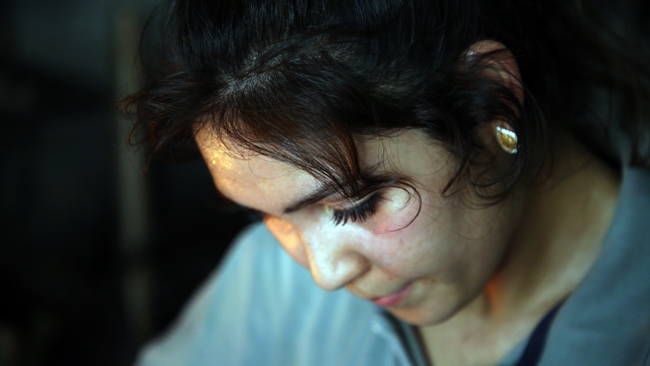 Tüm kadınların kolay, zor demeden bir iş yapıp kendi ayakları üzerinde durması gerektiğine dikkati çeken Kalkan, "Çalışmak gerekiyor. Ben kazancımla kendi ihtiyaçlarımı karşılıyorum. Kardeşlerimin geleceğine katkıda bulunmaya çabalıyorum." dedi. 