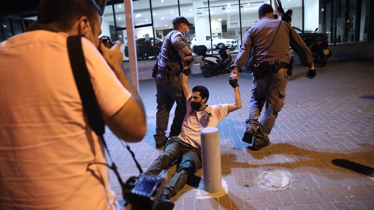 İsrail polisi, protestoya müdahale ederek bazı göstericileri gözaltına aldı.