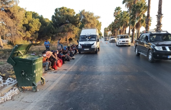 Adana'da 14 yolcu kapasiteli minibüsten 28 kişi çıktı