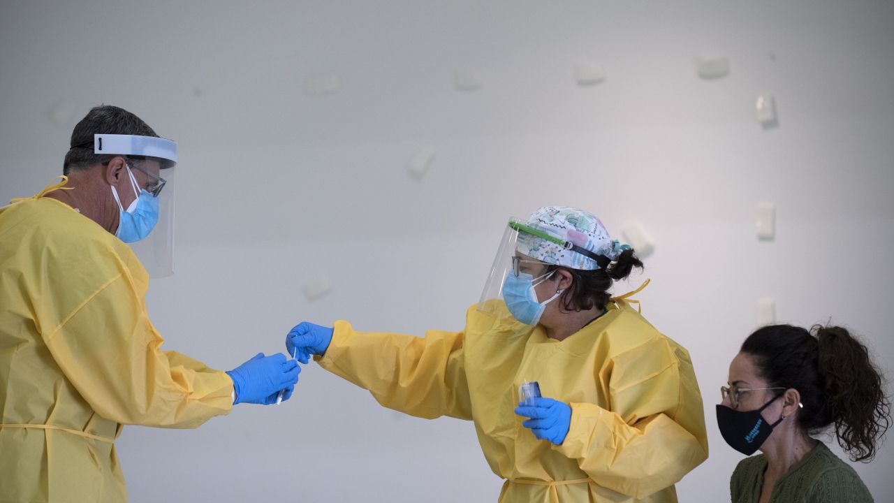 COVID-19 görülen ülke ve bölgelerdeki vakalara ilişkin güncel verilerin derlendiği "Worldometer" internet sitesine göre, dünya genelinde virüs nedeniyle 1 milyon 27 bin 654 kişi yaşamını yitirdi.