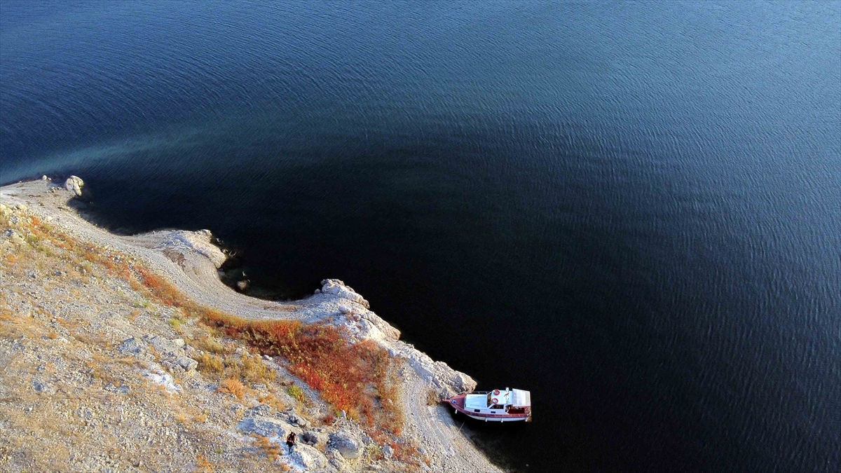 Ateş ölçümü yapılıp, eller dezenfekte edildikten sonra maskeyle kanyona alınan ziyaretçiler, yemyeşil ağaçların arasından süzülen baraj gölü kenarındaki parkurdan yürüyüp, teknelerle 3 kilometre uzunluğundaki kanyonda gezebiliyor. 