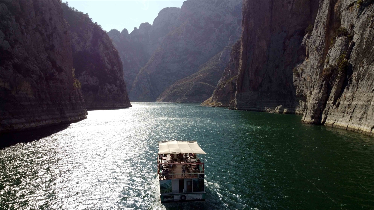 Baraj gölünde maviyle yeşilin pek çok farklı tonunun buluştuğuna işaret eden Uzunlar, Şahinkaya Kanyonu`nun Türkiye`nin en güzel kanyonları arasında bulunduğunu vurguladı.