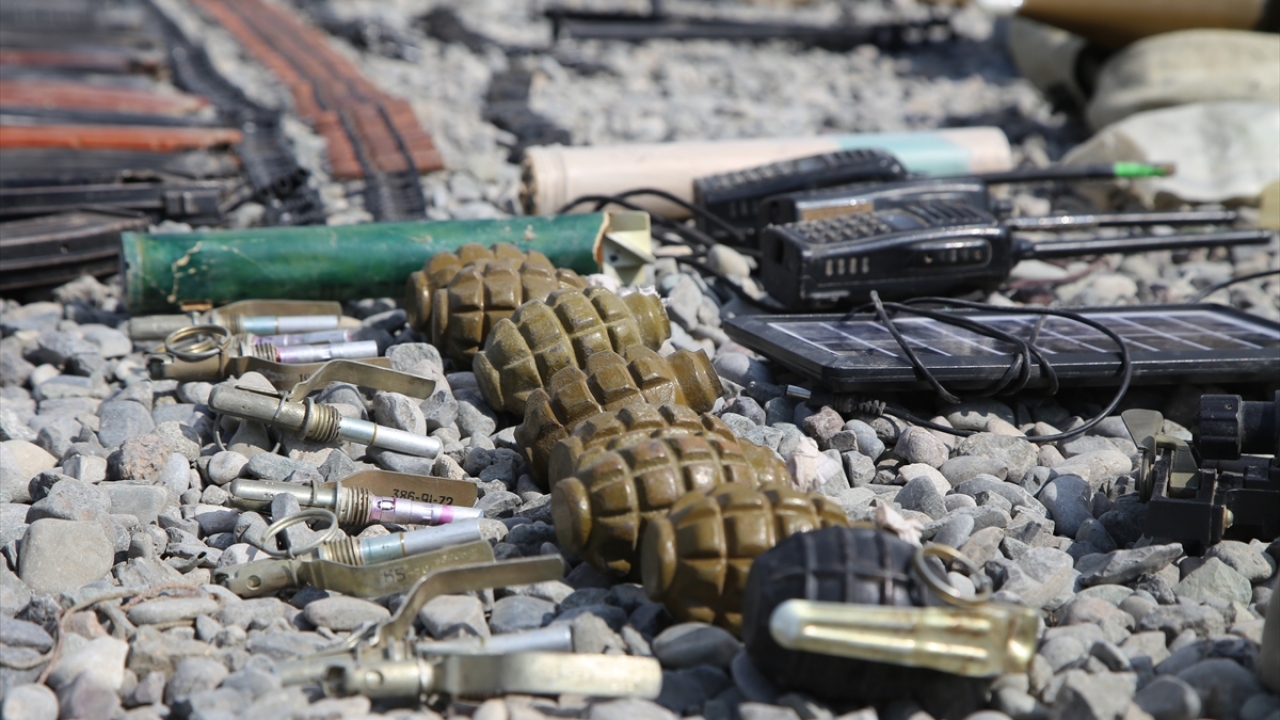 Bölgede görev yapan AA ekibi, ele geçirilen araç, mühimmat ve silahlardan bazılarını görüntüledi.