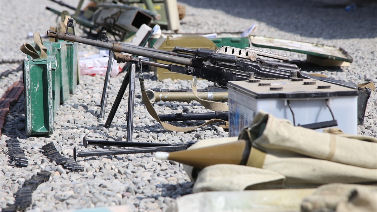 Makineli tüfek, el bombası, roketatar ve farklı kalibrelerdeki mermiler gibi diğer silah ve mühimmatların da çoğu yine Rus yapımı.