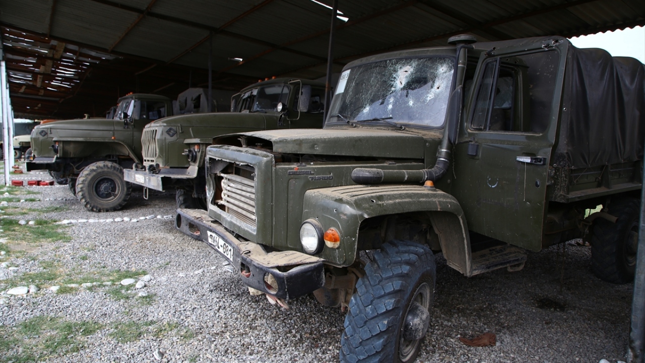 Ural markalı kamyonların çoğu çalışır durumda fakat araçlarda çatışmaların izleri görülüyor.