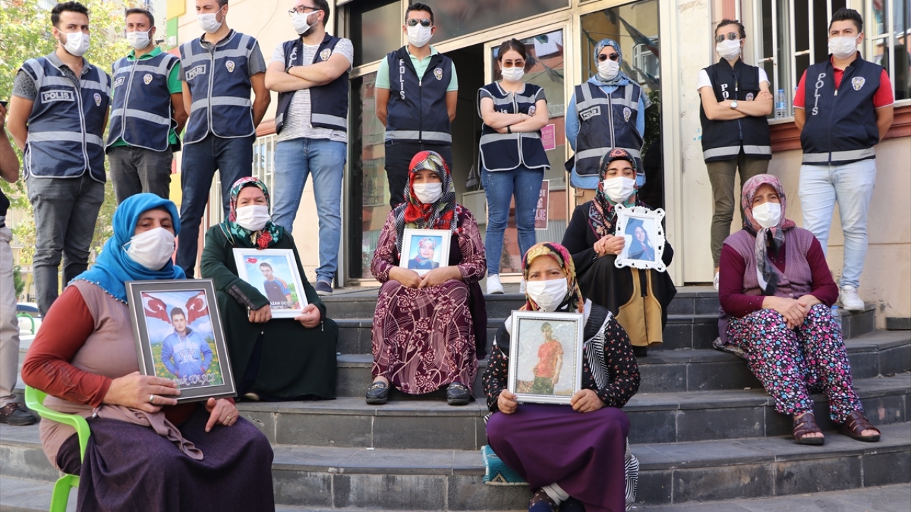 18 çocuğun ailesine kavuşmasından dolayı sevindiklerini ifade eden Akkuş, çocuklarını birer birer alacaklarını belirtti.