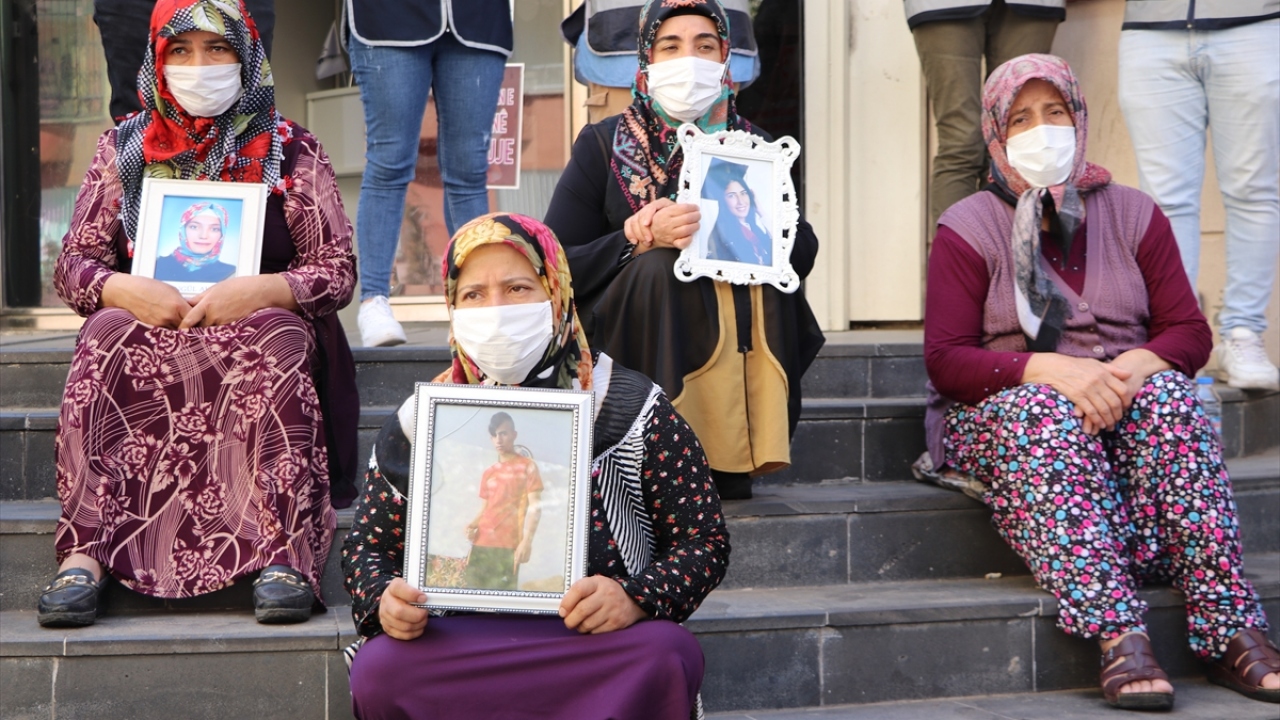 Akkuş, evlat nöbetini sürdürmekte kararlı olduğunu dile getirerek, "Çocuğumu HDP`den istiyorum. HDP gönderdi evladımı. Çocuklarımızı getirsinler. Ömrüm yettiği sürece kızımı isteyeceğim." diye konuştu.