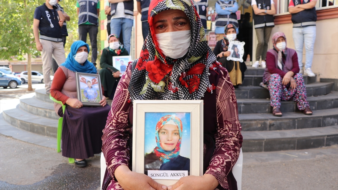 Kızı Songül Akkuş`a kavuşma ümidiyle eylemini sürdüren anne Fatma Akkuş, bir yılı aşkın süredir HDP önünde çocuklarını beklediklerini söyledi. 