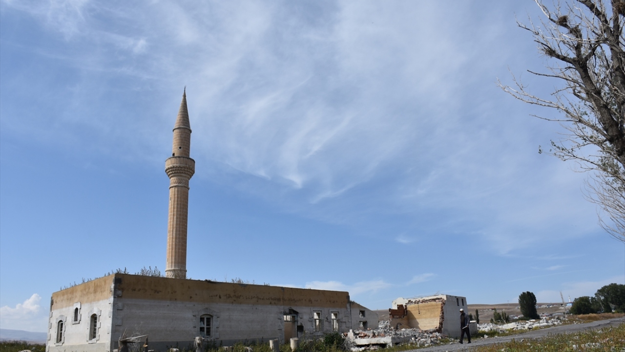 Bölgeyi ziyaret eden yöre halkı da hatıralar yaşadıkları eski evlerini izleyerek duygulu anlar yaşıyor.