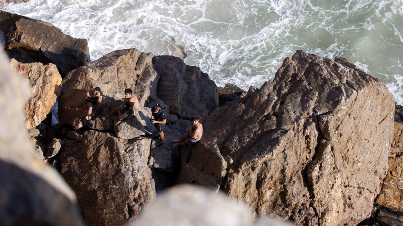 Telefonla yardım isteyen 4 kişi için Sahil Güvenlik Komutanlığı, İlçe Jandarma Komutanlığı ve AFAD ekipleri ile Mersin Büyükşehir Belediyesi itfaiyesince kurtarma çalışması başlatıldı.