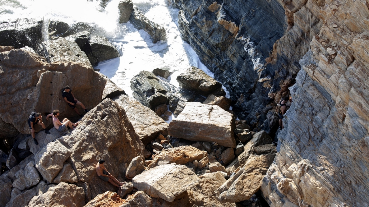 Hem denizden hem karadan yürütülen kurtarma operasyonunda 4 kişi, yaklaşık 20 metrelik kayalıklardan sarkıtılan halatlar yardımıyla çıkarıldı.