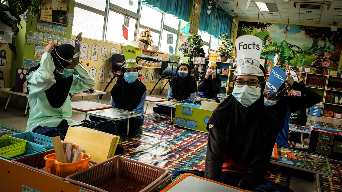 Başkent Kuala Lumpur`da öğrenciler, sosyal mesafe ve maske kurallarına uyarak sınıflarına geri dönerek ders başı yaptı.