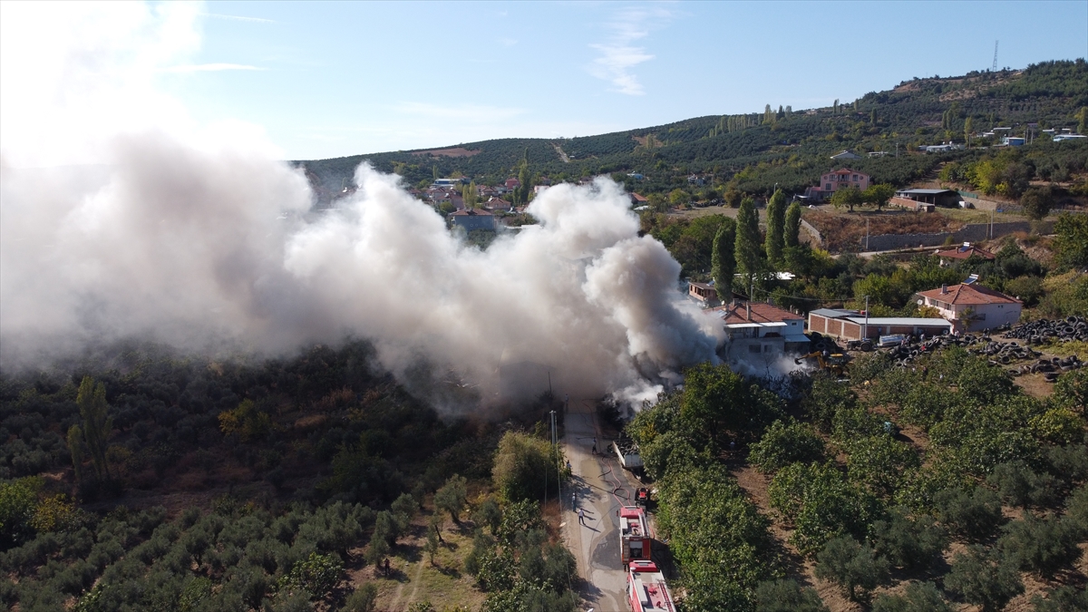 Akköy Mahallesi`ndeki özel bir işletemeye ait açık ve kapalı alanları bulunan lastik deposunda henüz belirlenemeyen nedenle yangın çıktı.