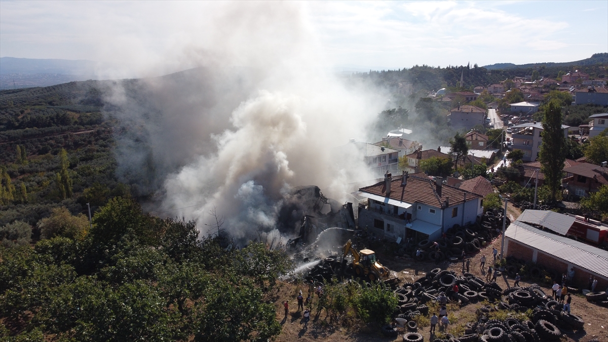 İhbar üzerine bölgeye çok sayıda itfaiye ekipleri yönlendirildi.