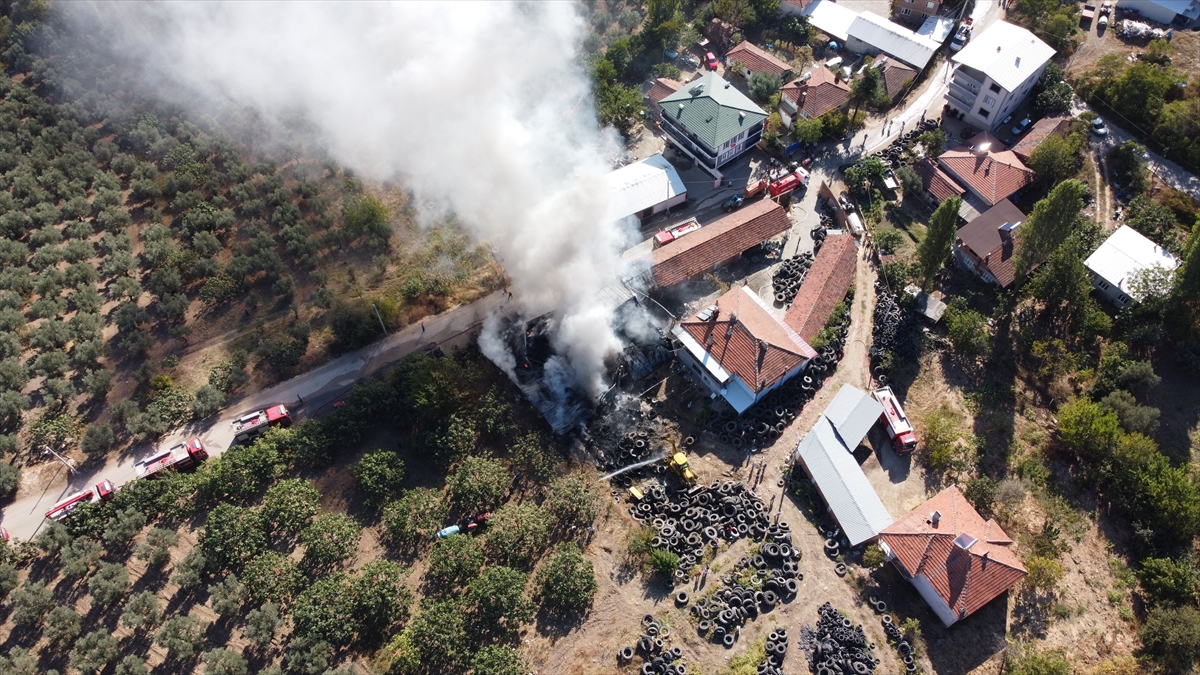 Bursa Büyükşehir Belediyesi itfaiyesi ekipleri, bölgedeki vatandaşların da desteğiyle alevleri yaklaşık 1 saatte kontrol altına aldı.