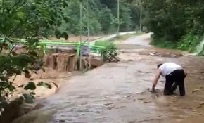 Rize'de şiddetli yağış: Dereler taştı, köy yolları ulaşıma kapandı