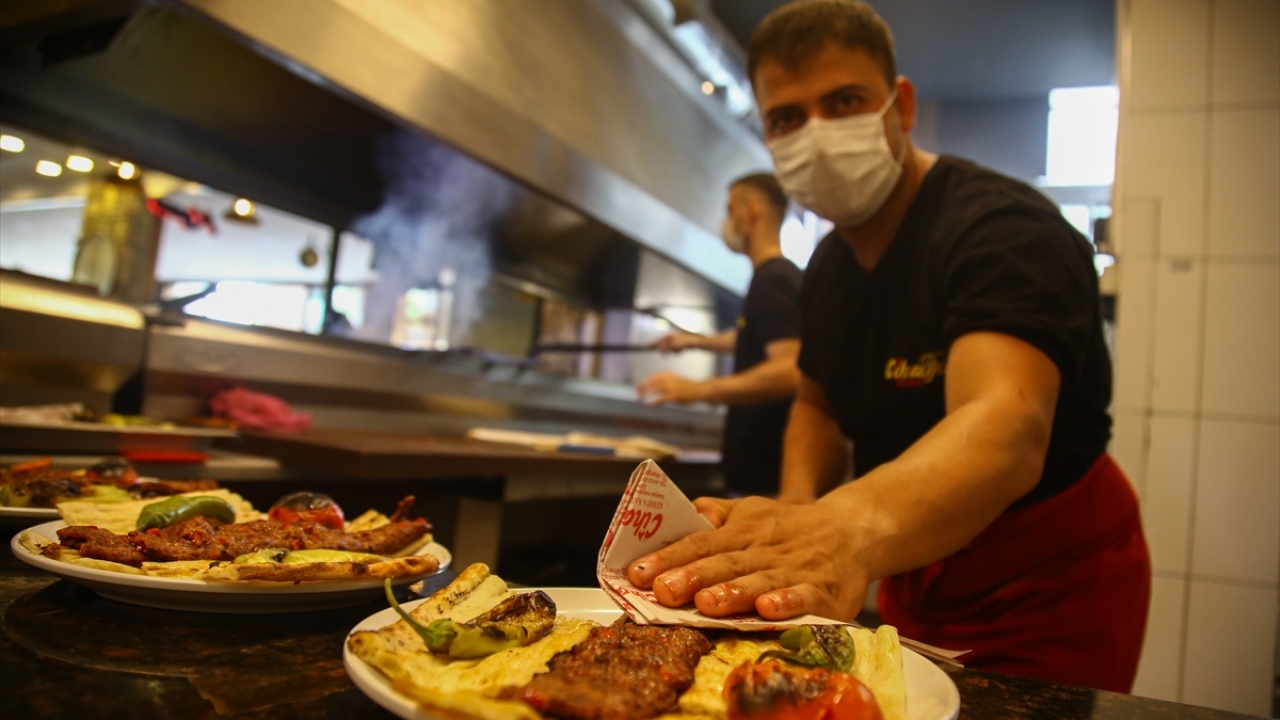 Adana Valisi Süleyman Elban, yaptığı açıklamada, 3 yıldan beri düzenlenen ve çok büyük ilgi gören festivali bu yıl Covid-19 nedeniyle farklı yapmak zorunda kaldıklarını belirtti.