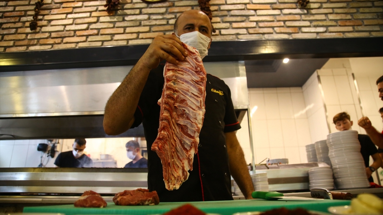 İş yerinde festival için hazırlanan kebap çekimi yapılan işletmeci Cihangir Korkmaz da firmalarının her yıl festivale katıldığını belirtti.