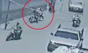 Anne kucağındaki bebeğin kaçırılma anı kamerada