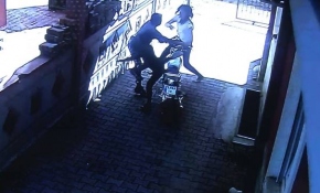 Genç kız pencereden atlayınca motosiklet hırsızları kaçtı