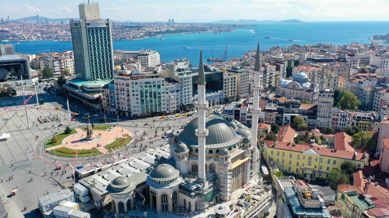 Taksim`e yapılan caminin dış cephesindeki işçilik tamamlandı, iç kaplama ve mermer kaplama çalışmaları sürüyor.