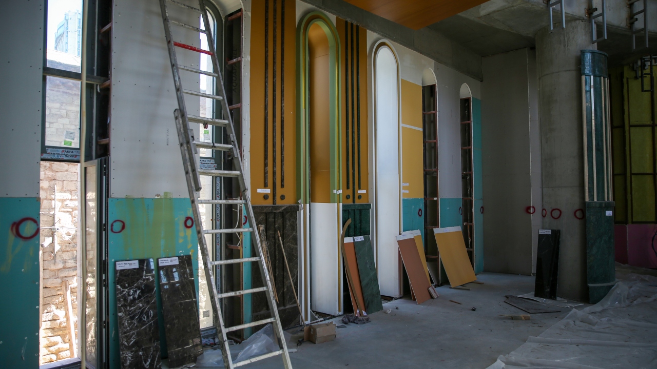 Caminin dış cephesindeki çalışmalar tamamlanarak iskeleler kaldırıldı.