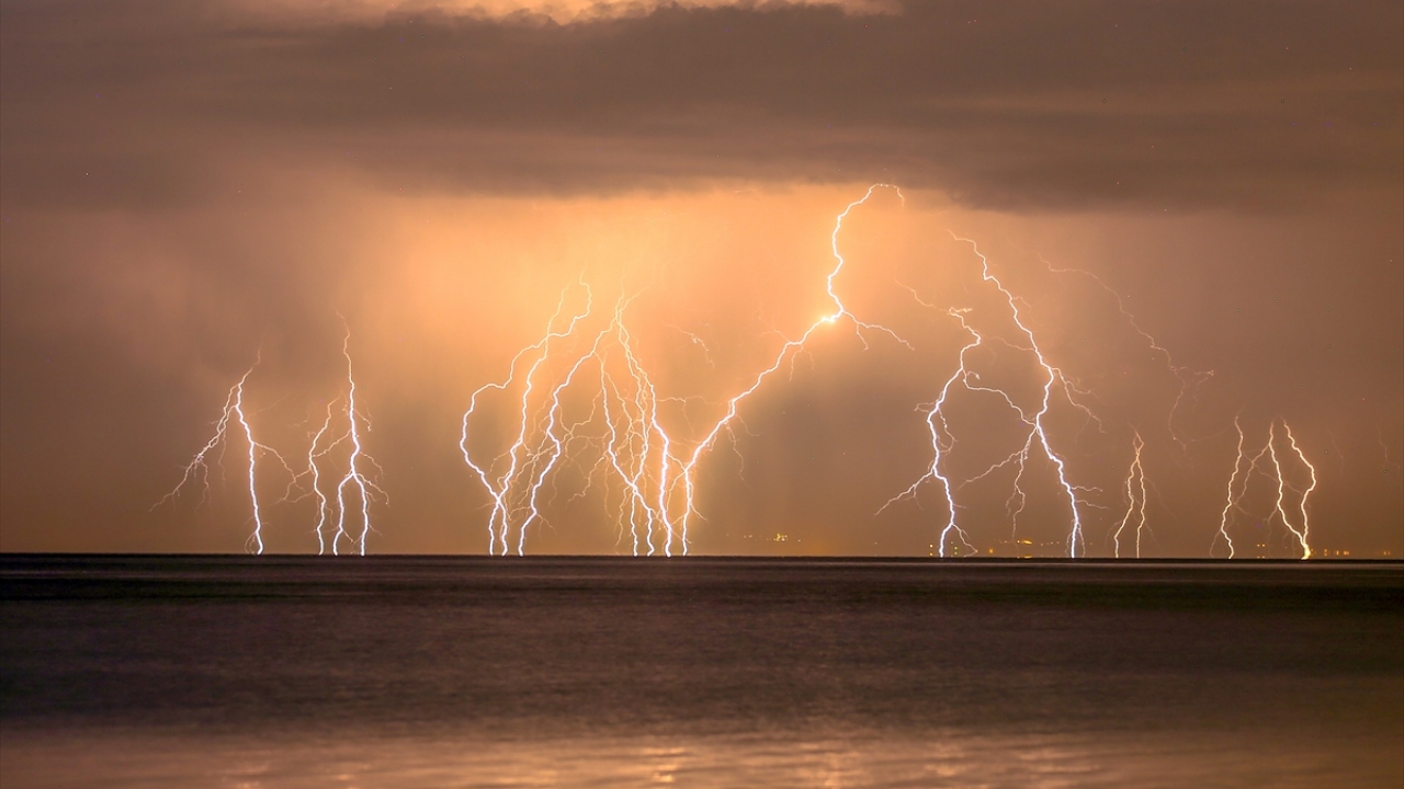 Van Gölü semalarını aydınlatan yıldırımlar, kilometrelerce öteden gözlemlenebildi.