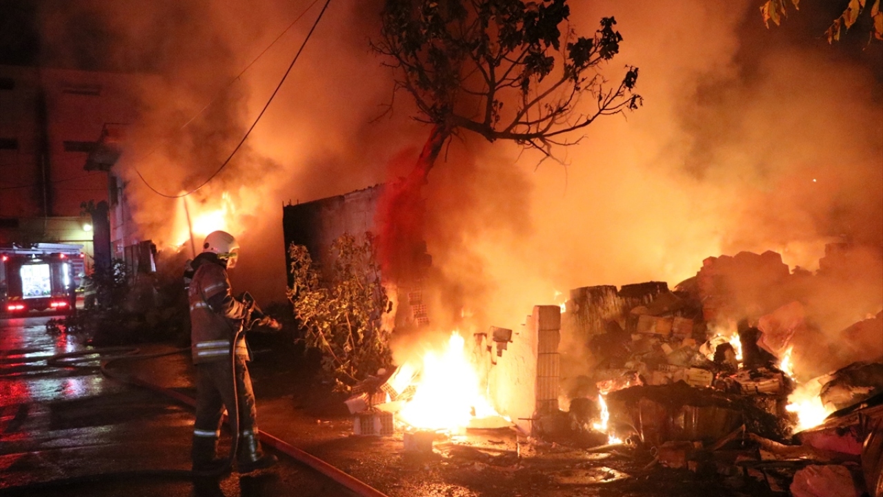 Yangın, alanda çok sayıda yanıcı madde olması nedeniyle hızla büyüdü. 