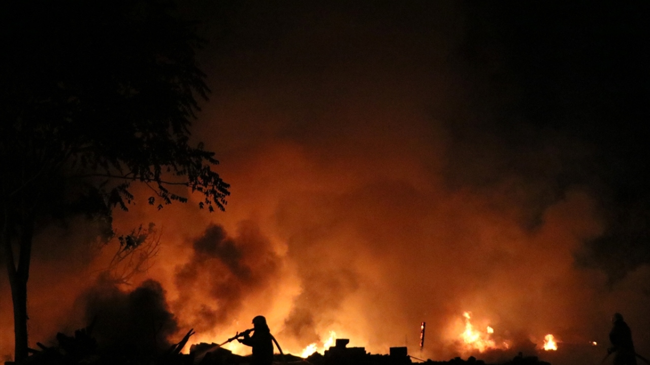 Alınan bilgiye göre, Meriç Mahallesi`nde hurda işi yapan kişilere kiralanan arazide henüz belirlenemeyen nedenle yangın çıktı.