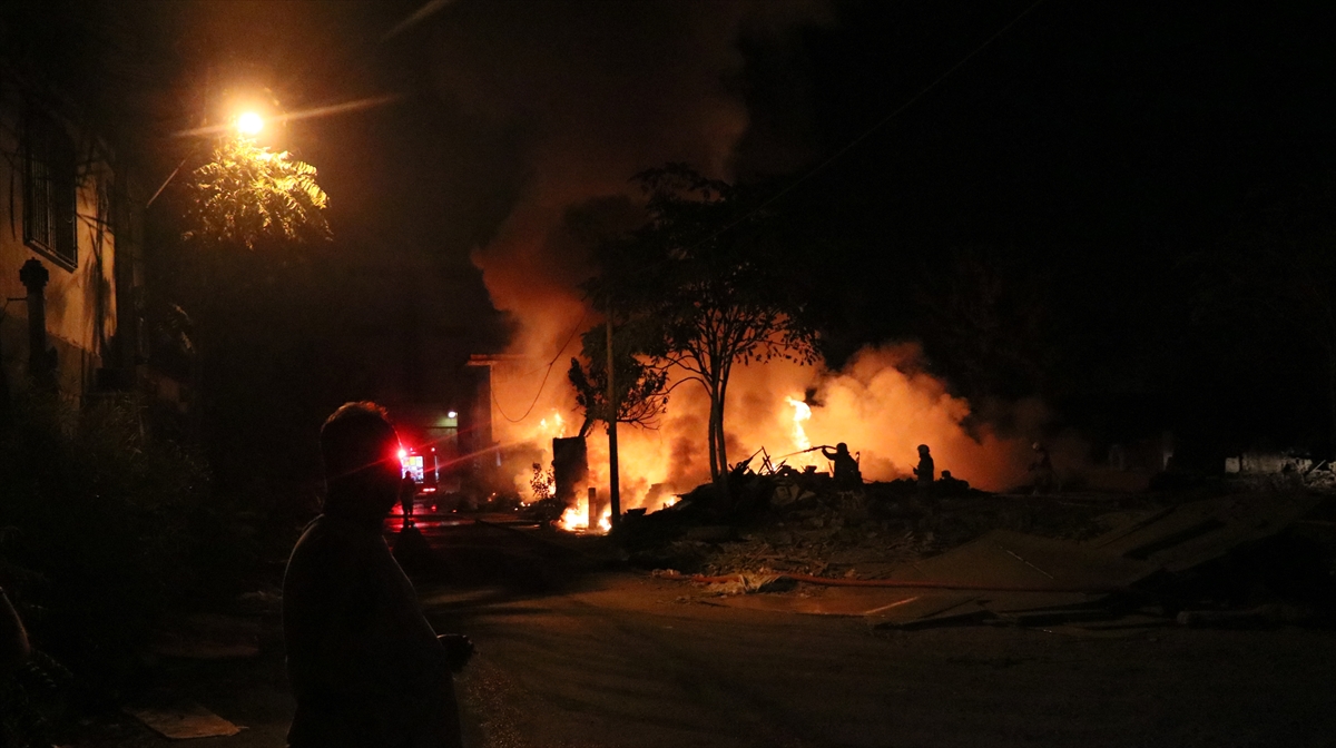 Çevredeki vatandaşların ihbarı üzerine olay yerine gelen itfaiye ekipleri, yangına müdahale etti.