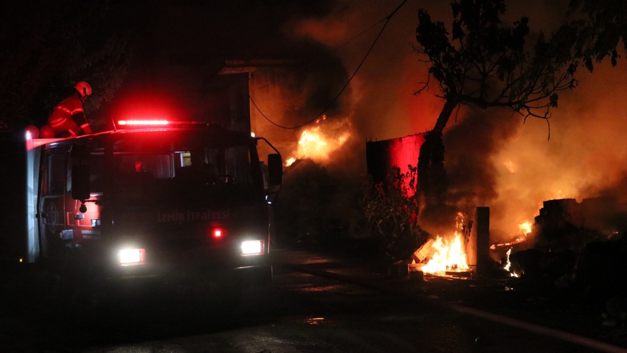 Ekiplerin yoğun uğraşları sonucu yangın kontrol altına alındı.