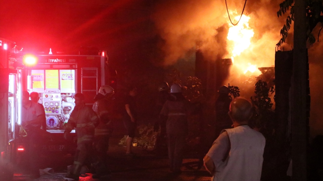 Öte yandan, hurda işi yapan kişilerin, yaklaşık 2 hafta önce işe yarar malzemeleri alarak alanı boşalttığı, kalan malzemelerin, hurdacılar tarafından bırakılan çöpler olduğu öğrenildi.