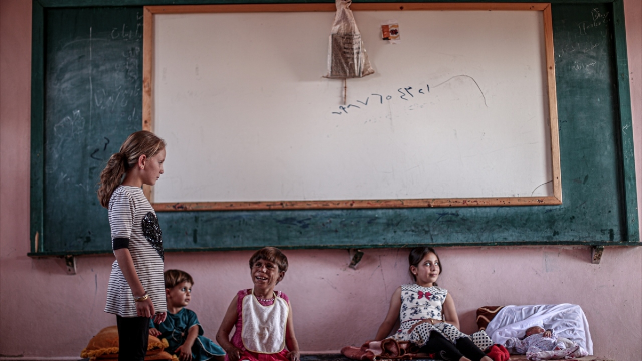 Ülkesindeki iç savaşla neredeyse yaşıt olan Meryem, ailesiyle 1,5 yıl önce İdlib`in güneyindeki Han Şeyhun ilçesinden kaçarak nispeten daha güvenli olan Ermenez beldesindeki bir okula sığındı.