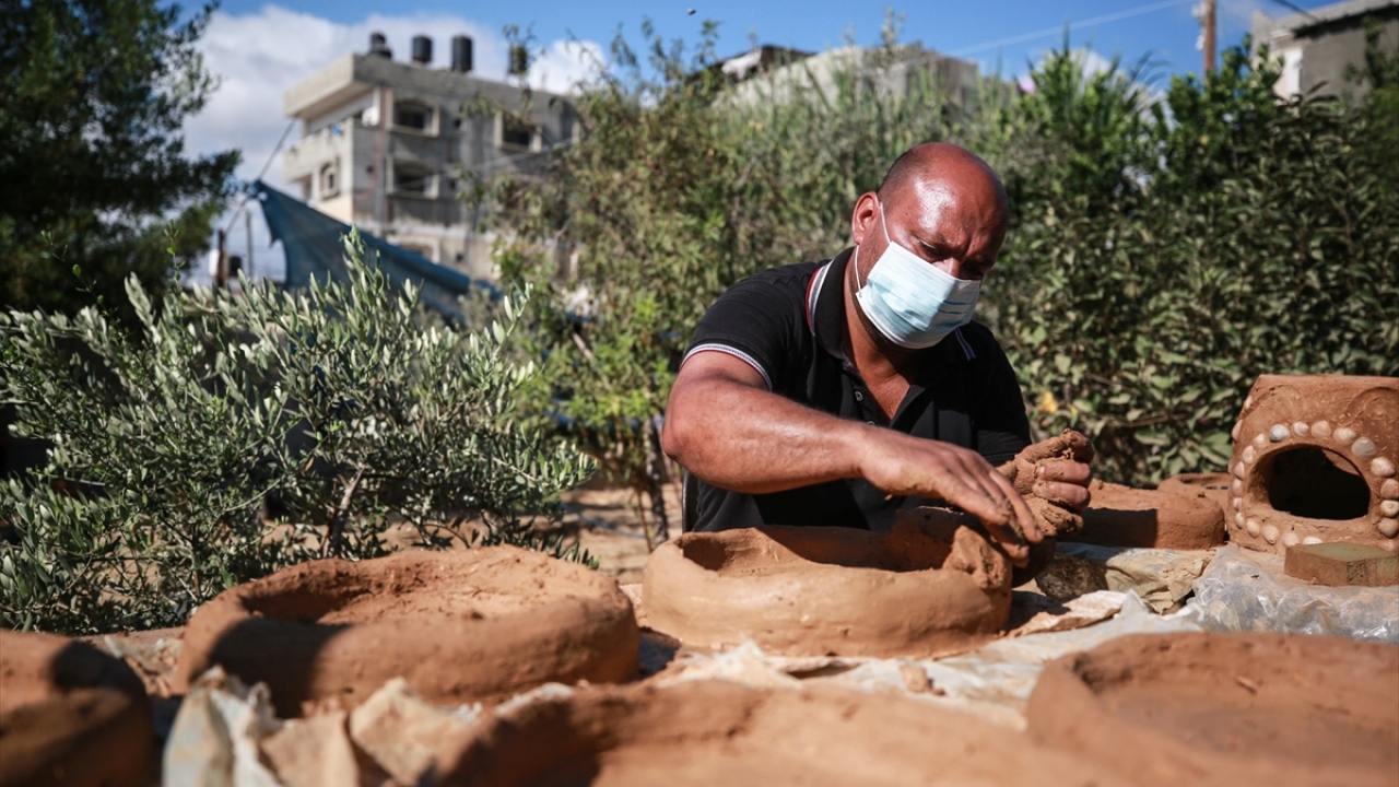 Neccar`ın, evinin bahçesindeki atölyesinde yaptığı fırınlar, Filistinliler tarafından ucuz ve pratik olması sebebiyle tercih ediliyor.