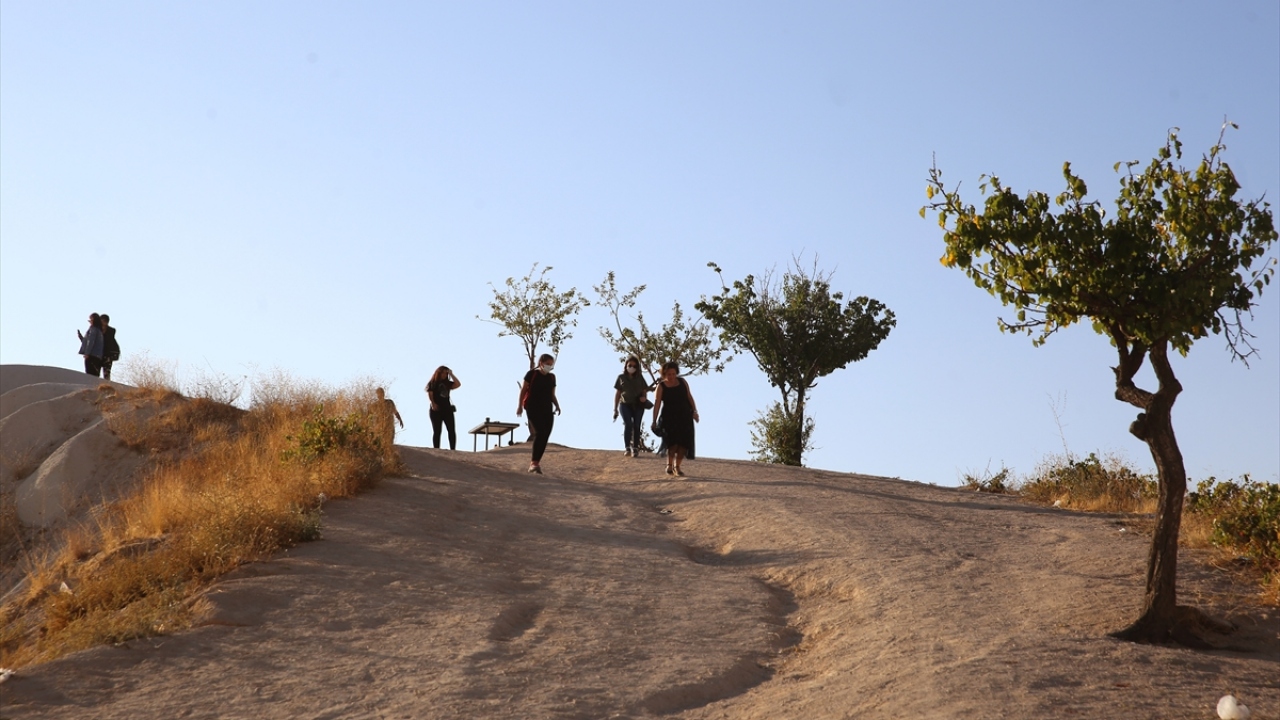 Salgın döneminde uyulması gereken kurallar arasında yer alan sosyal mesafenin geniş coğrafyası nedeniyle kolaylıkla sağlanabildiği bölgede, turistler maskeli halde gönül rahatlığıyla gezi ve dinlenme imkanı elde ediyor.