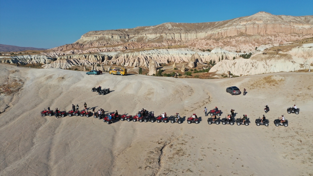Türkiye`nin önemli turizm merkezlerinden Kapadokya bölgesinde, sıcak hava balon turu başta olmak üzere, at, deve ve arazi araçlarıyla turlara katılabilen turistler, doğayla iç içe peribacaları arasında vadi yürüyüşü yapabiliyor.