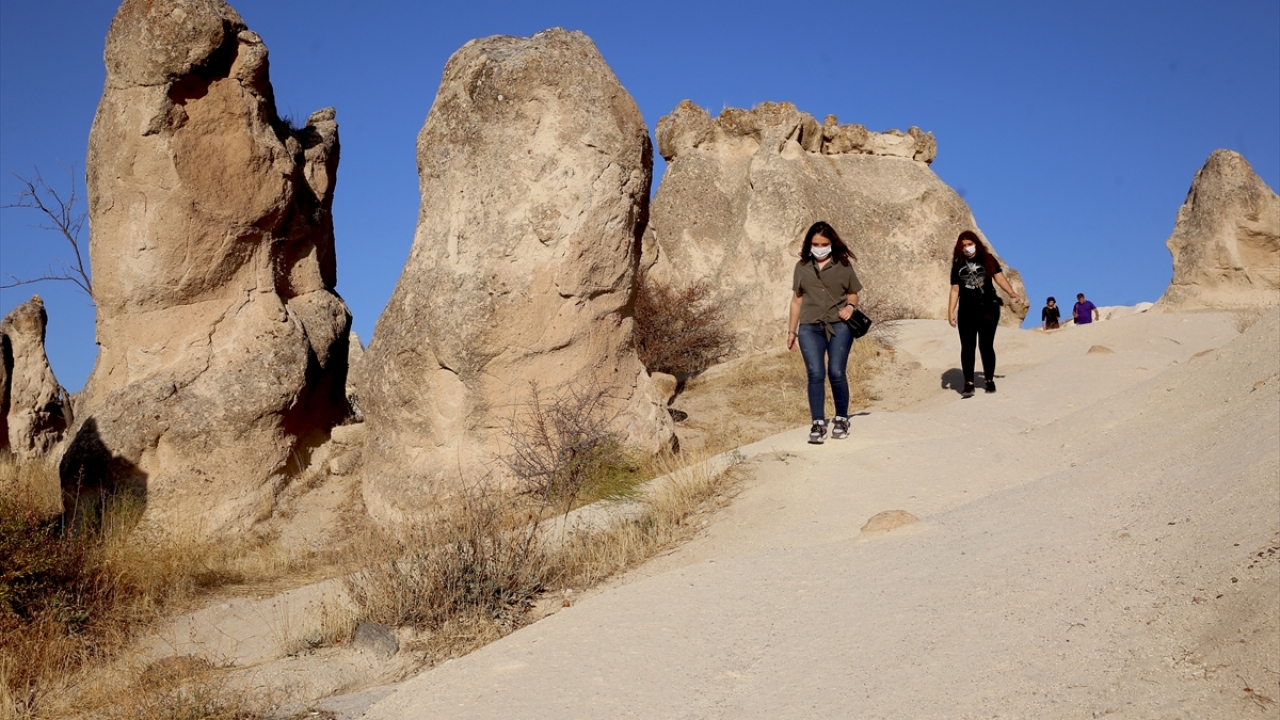 Göreme Milli Parkı`nda peribacaları arasında gezinti yapan Romanyalı Narcisa Dalca, Kapadokya`da kendini sağlık açısından güvende hissettiğini belirtti.