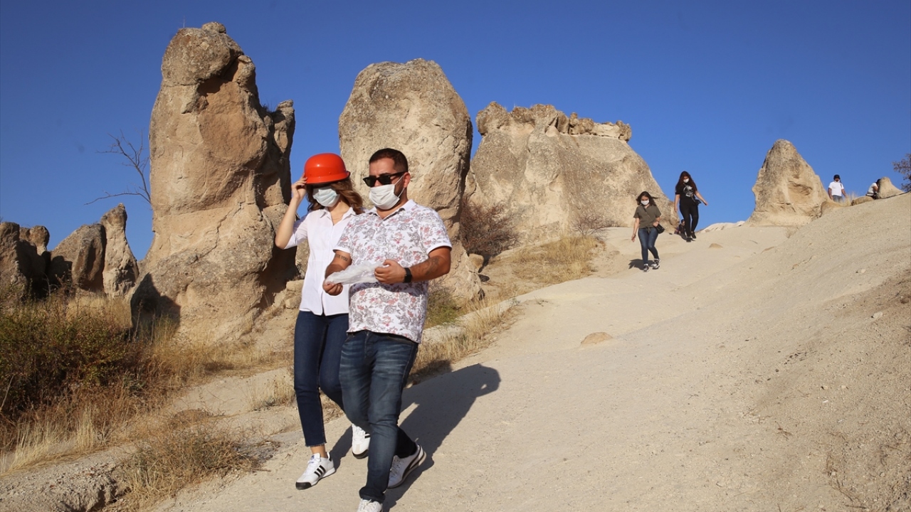 Arkadaşlarıyla İstanbul’dan gelen Betül Avcı ise salgın sürecinde insanların zaman zaman olumsuz düşüncelere kapılıp stresli günler geçirdiğine işaret ederek, Kapadokya`nın sağlık açısından hiçbir endişeye kapılmadan tatil yapılacak yer olduğunu söyledi.