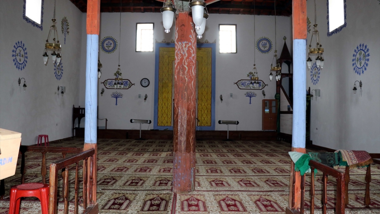 Kesme ve moloz taştan dikdörtgen şekilde yapılan caminin, ahşap minaresi bulunuyor.