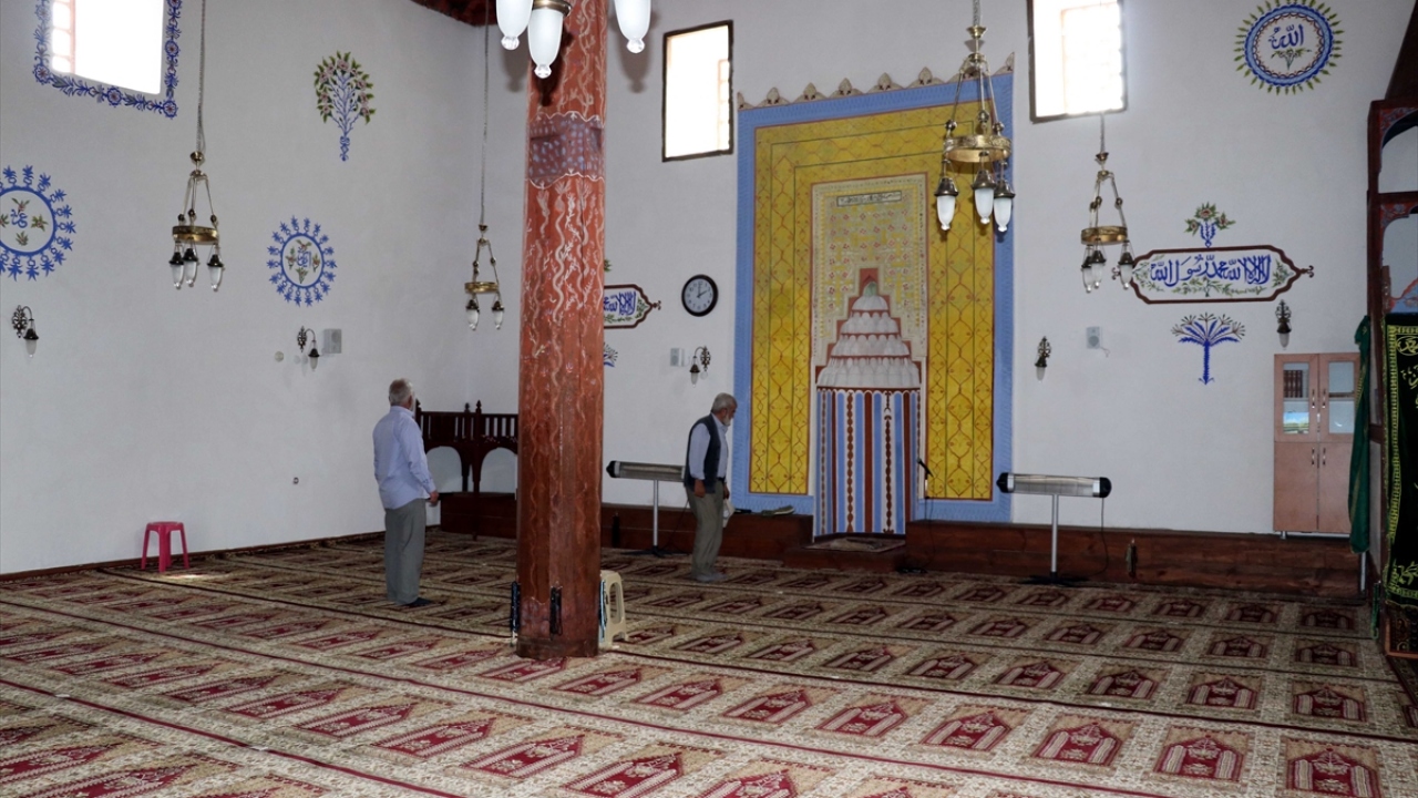 Mihrabında alçı ve kireç kullanılan cami Selçuklu mimarisinden izler taşıyor.