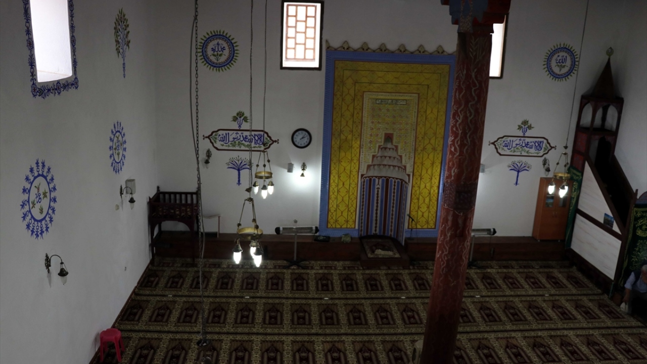 Giriş kapısı üzerindeki kitabede, eserin Candaroğlu İsmail Bey tarafından yaptırıldığı bilgisi yer alıyor.