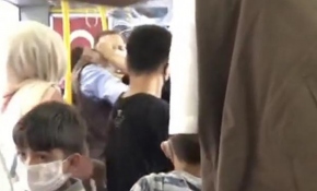 Halk otobüsünde maskesini düzgün takmayan adama tokat