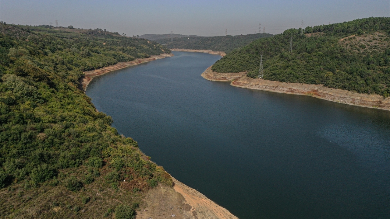 İstanbul`a su sağlayan baraj ve göletler azami 868 milyon 683 bin metreküp su biriktirme hacmine sahipken, mevcut su miktarı 310 milyon metreküp seviyesinde bulunuyor. 
