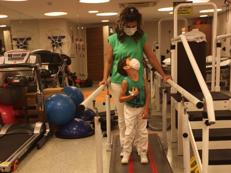 Bebeklerini dengesini sağlayarak yürütmek için birbirlerine söz veren Çakır çifti, 5 yıl önce İzmir Ekonomi Üniversitesi (İEÜ) Medical Park Hastanesine başvurdu.